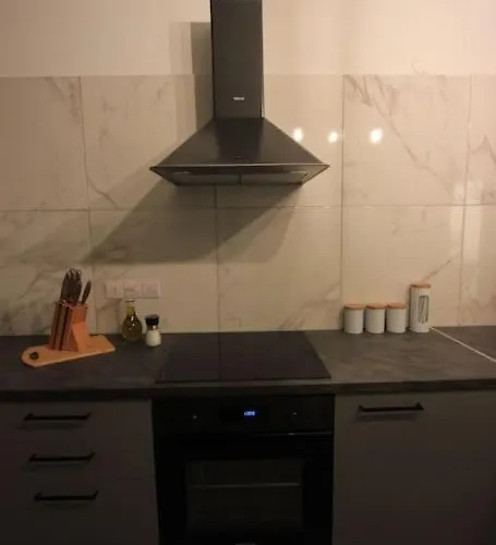 Superb Steps Away From Finikoudes ラルナカ