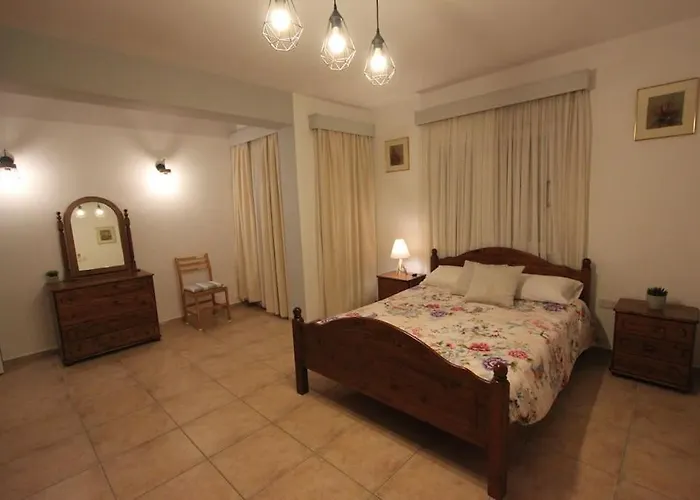 Superb Steps Away From Finikoudes アパート