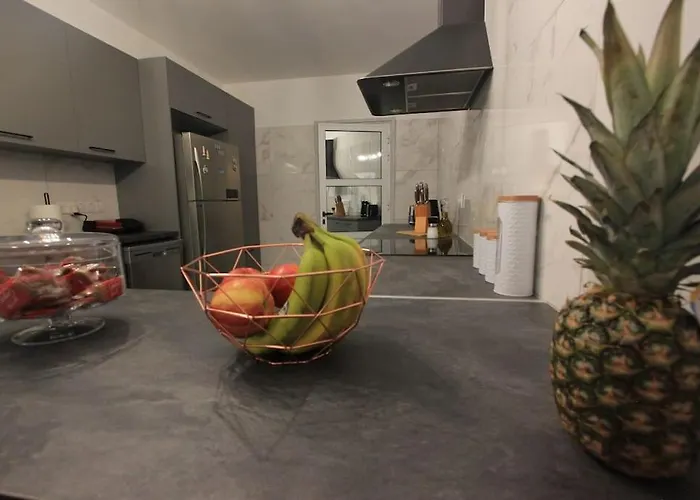 Superb Steps Away From Finikoudes アパート