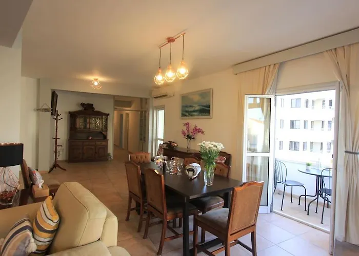 Superb Steps Away From Finikoudes アパート ラルナカ