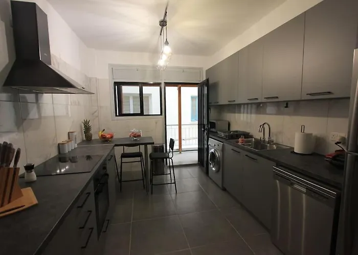 Superb Steps Away From Finikoudes ラルナカ