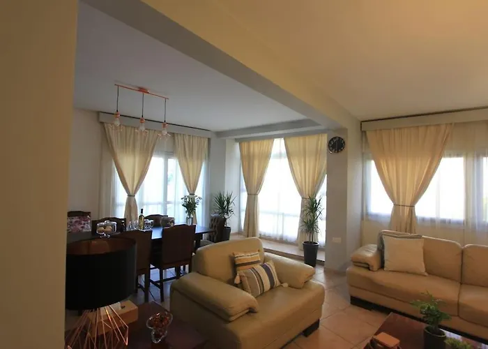 Superb Steps Away From Finikoudes * ラルナカ