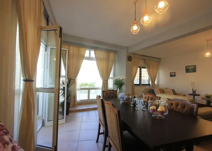 Superb Steps Away From Finikoudes * ラルナカ