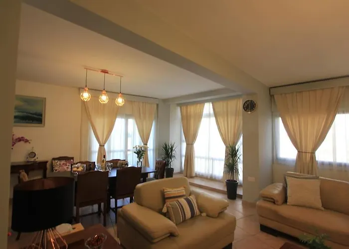 Superb Steps Away From Finikoudes アパート