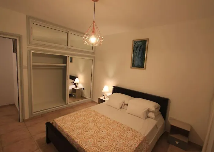 Superb Steps Away From Finikoudes * ラルナカ