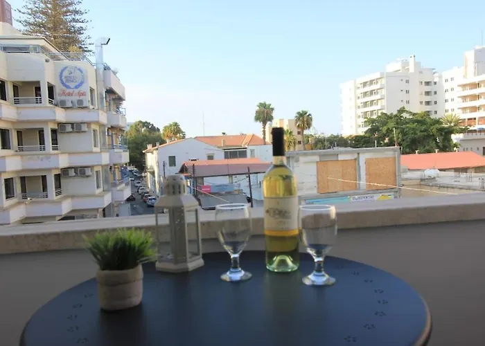 Superb Steps Away From Finikoudes アパート *