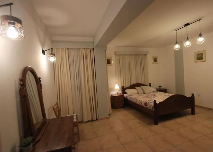 Superb Steps Away From Finikoudes * ラルナカ