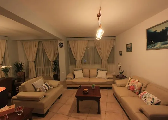 Superb Steps Away From Finikoudes アパート